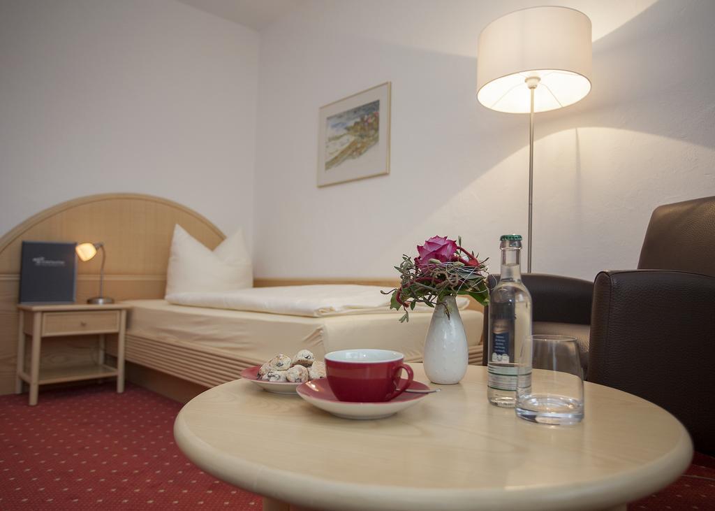Hotel & Ferienappartements Edelweiss Виллинген Экстерьер фото