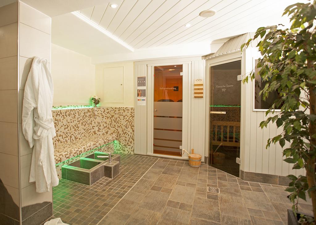 Hotel & Ferienappartements Edelweiss Виллинген Экстерьер фото