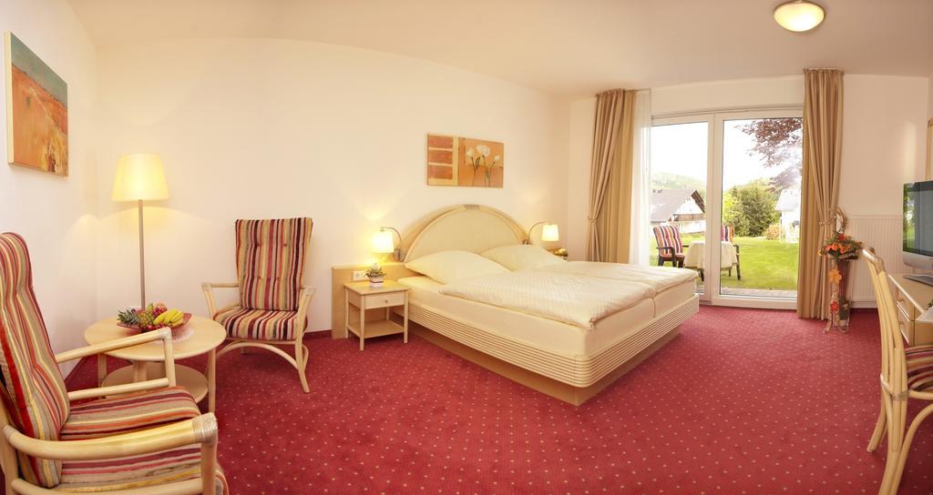Hotel & Ferienappartements Edelweiss Виллинген Экстерьер фото
